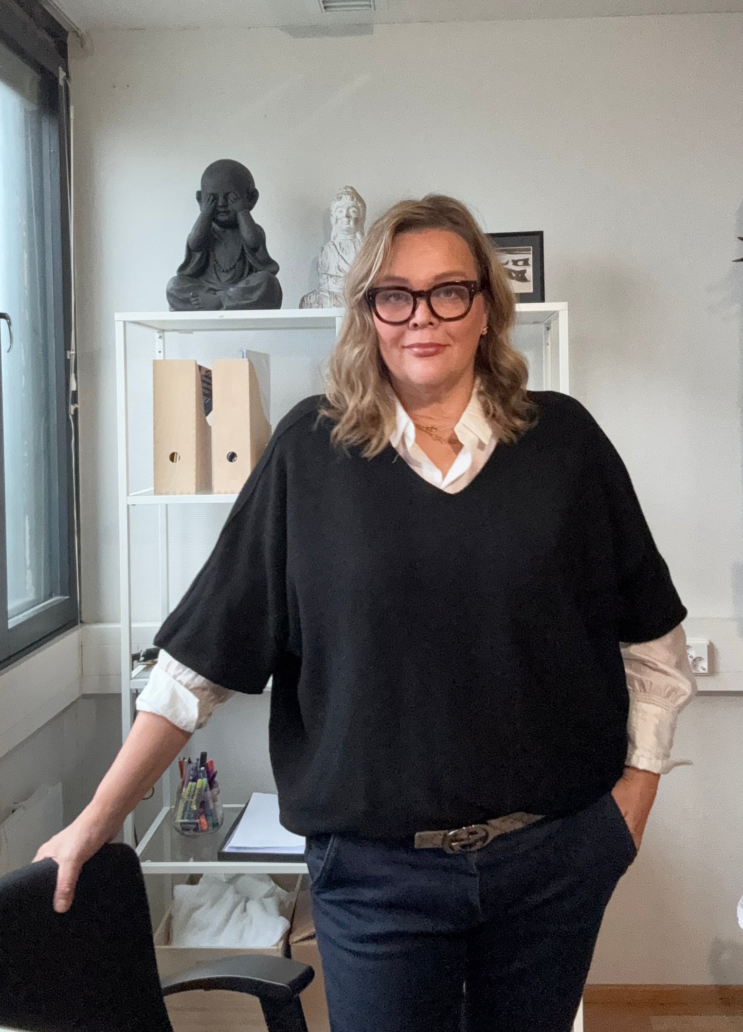 V-aukkoinen neule musta