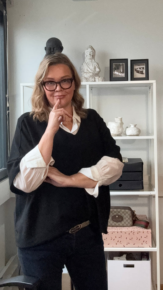 V-aukkoinen neule musta