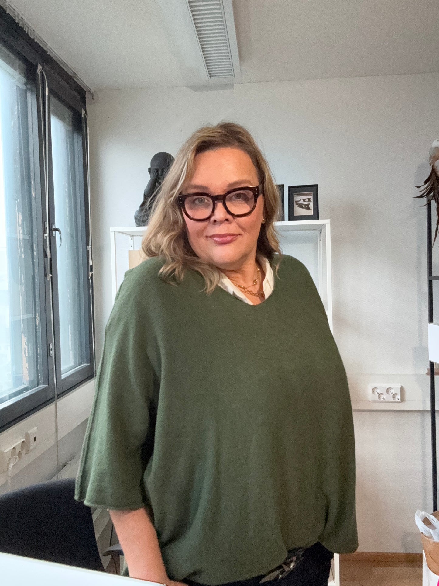 V-aukkoinen neule khaki