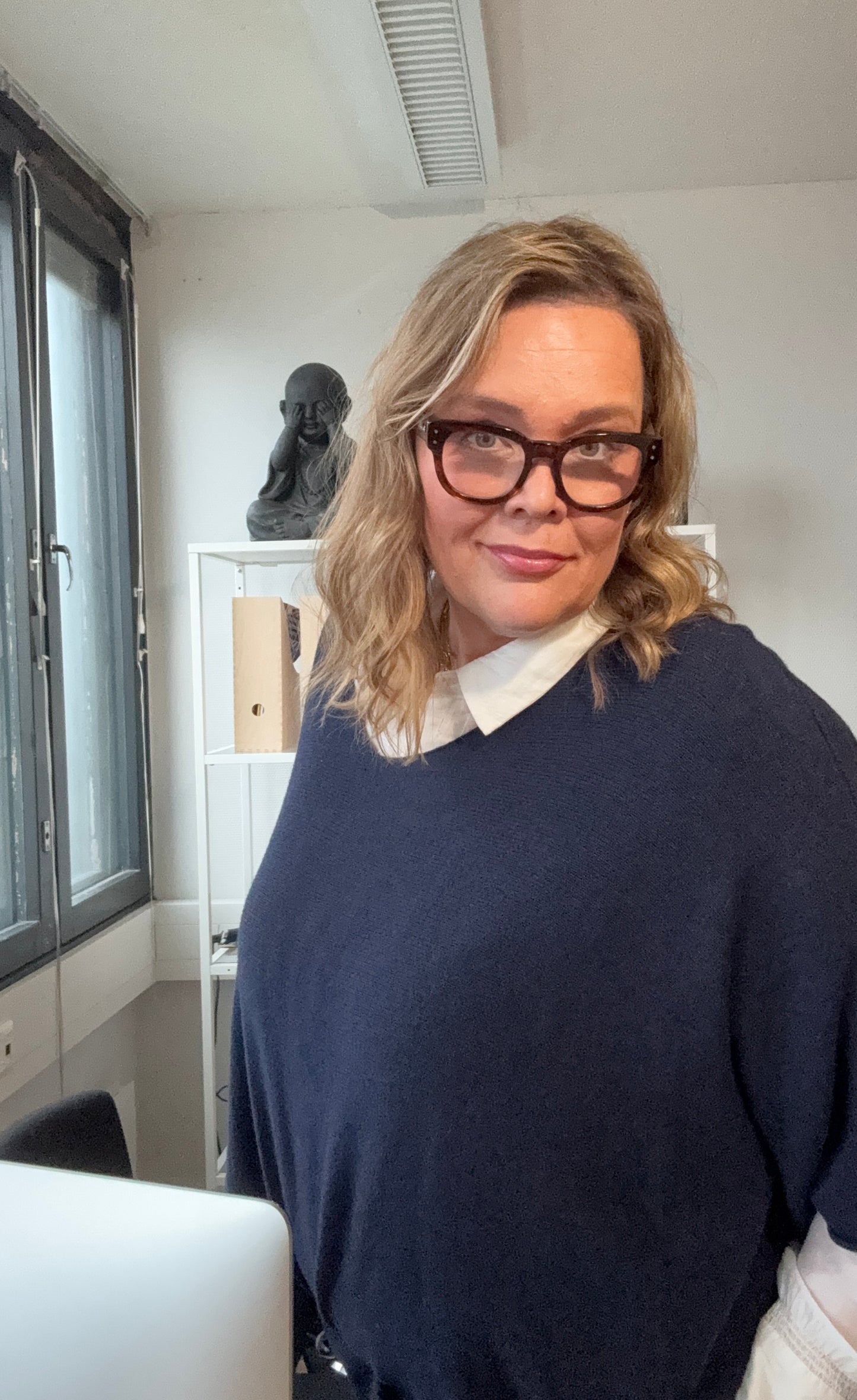 V-aukkoinen neule sininen