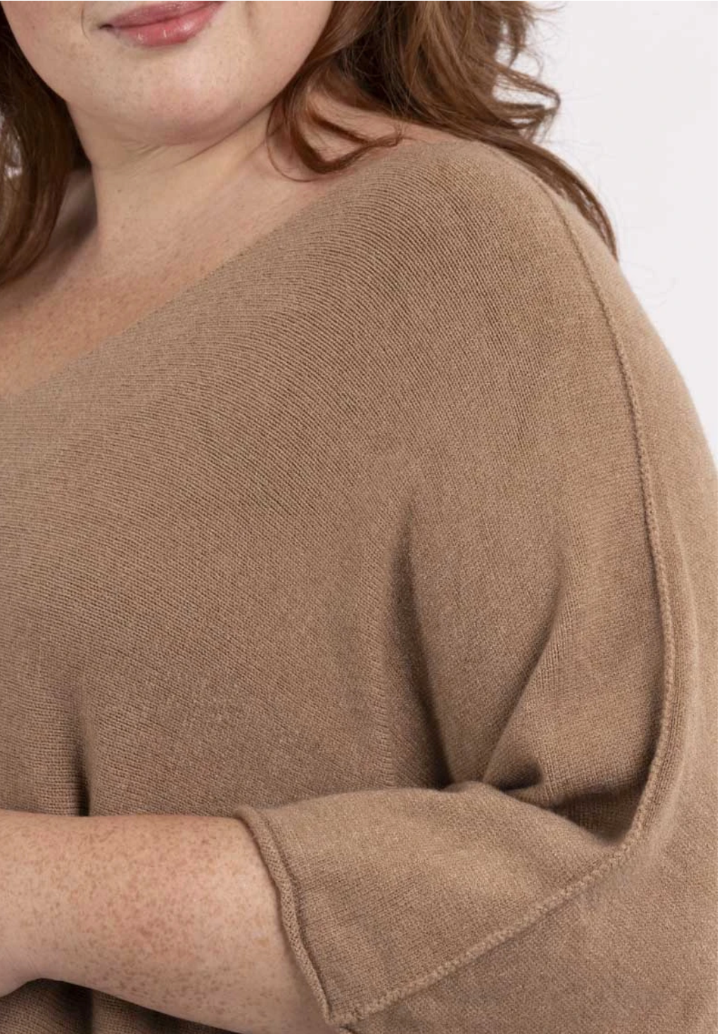 V-aukkoinen neule beige